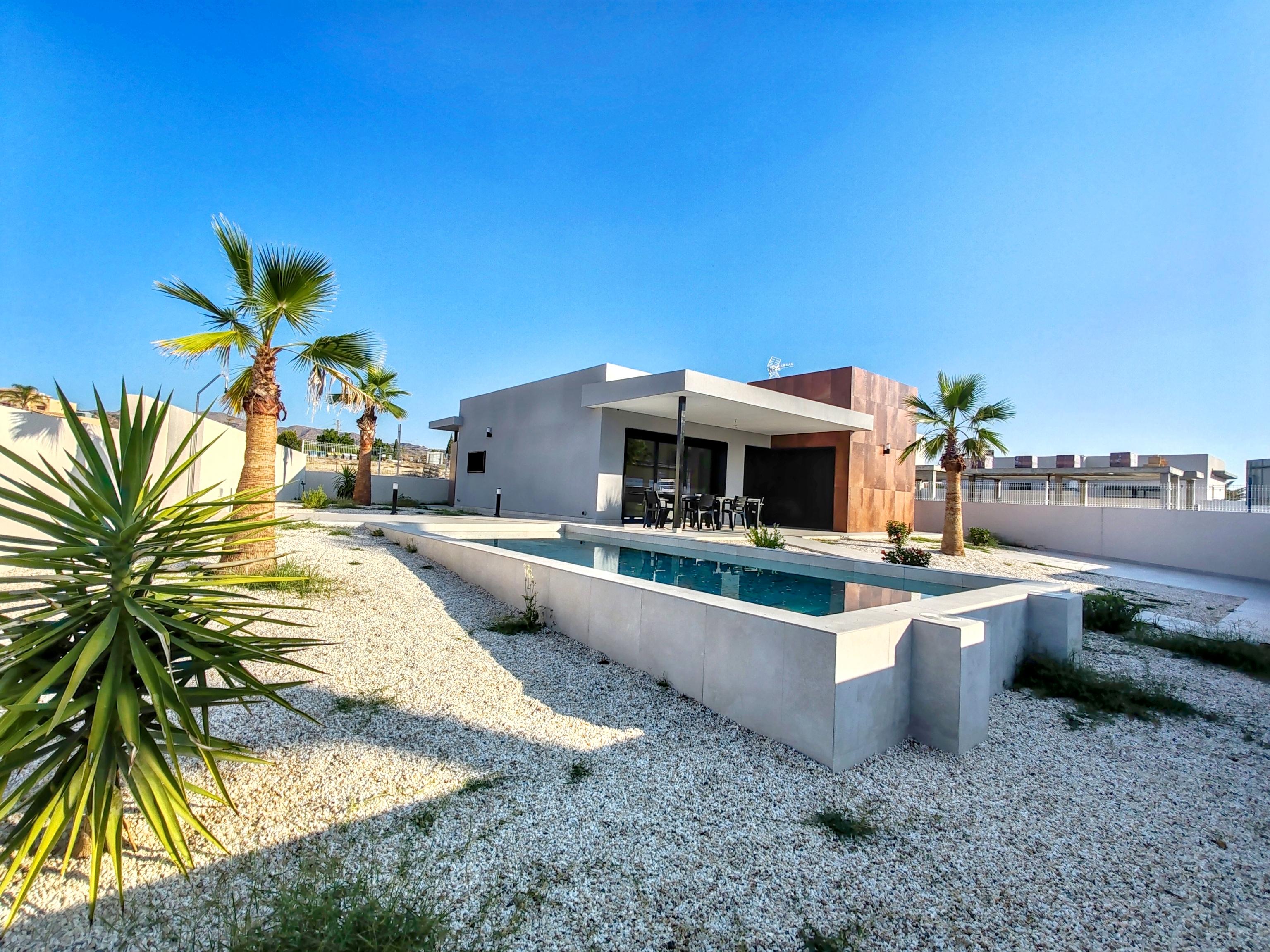 Chalet nuevo independiente con piscina