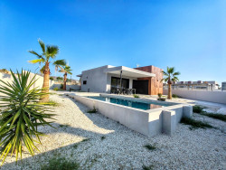 Chalet nuevo independiente con piscina