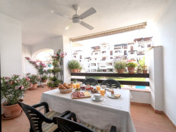 Piso reformado con terraza, piscina y plaza de garaje en Vera Playa